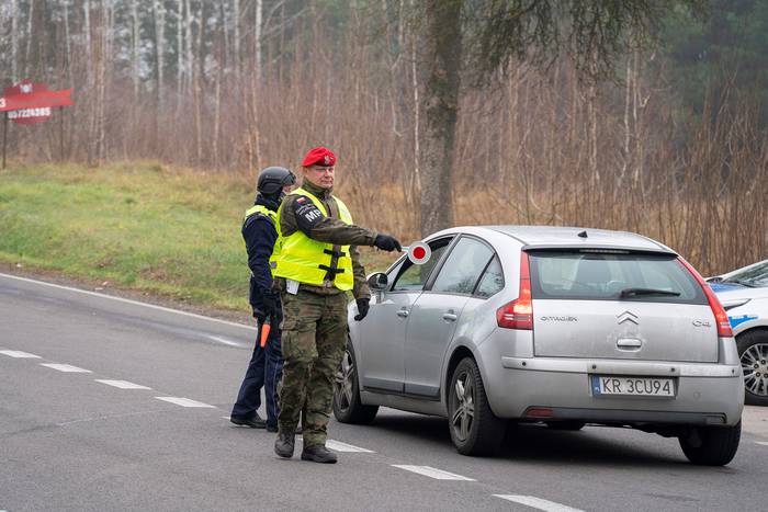 Control de carretera, ayer, en las inmediaciones de Kuznica, Polonia, cerca de la frontera con Bielorrusia. · Foto: Pablo González, EFE