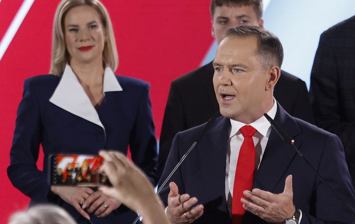 Karol Nawrocki se dirige a sus simpatizantes mientras se anuncian las encuestas a pie de urna, el 1º de junio, en Varsovia, Polonia. · Foto: Wojtek Radwanski / AFP Karol Nawrocki se dirige a sus simpatizantes mientras se anuncian las encuestas a pie de urna, el 1º de junio, en Varsovia, Polonia. · Foto: Wojtek Radwanski / AFP