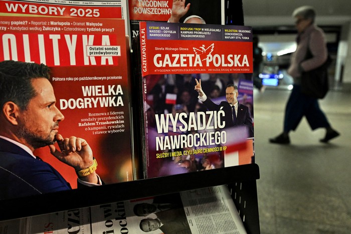 Portadas con los candidatos presidenciales polacos de 2025, Rafal Trzaskowski (izq.) y Karol Nawrocki (der.), el 19 de mayo, en Varsovia. · Foto: Sergei Gapon, AFP