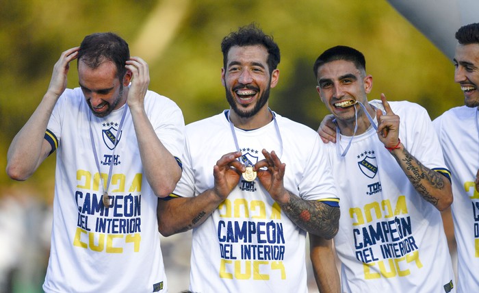 Diego Godín, Michael Fumero, Luis Guzmán Verde y Matías Deorta, de Porongos, luego de la final de la Copa Nacional de Clubes 2024, el sábado, en el estadio Juan Antonio Lavalleja, en Trinidad, Flores. · Foto: Fernando Morán