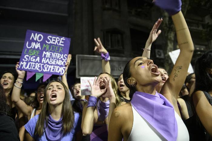 MArcha por el Día Internacional de la Mujer, el 8 de marzo, en le Centro de Montevideo. · Foto: Agustina Saubaber