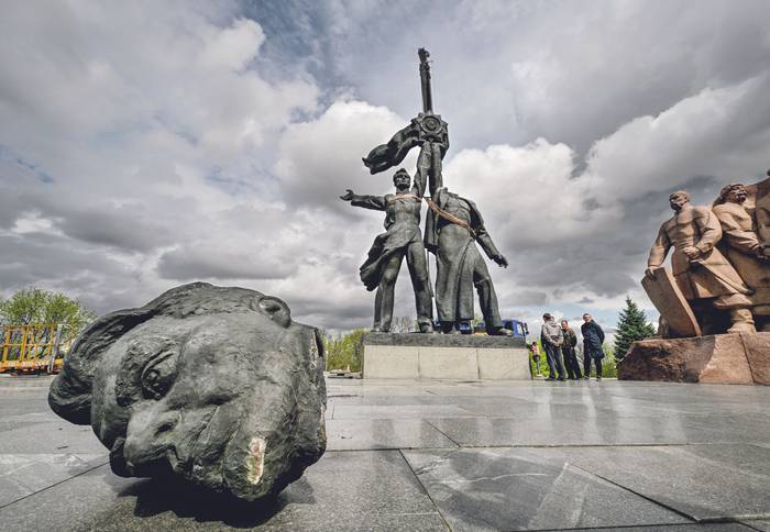 Desmantelamiento del monumento soviético a la amistad Ucrania-Rusia, en Kiev, el 26 de abril. · Foto: Genya Savilov, AFP 