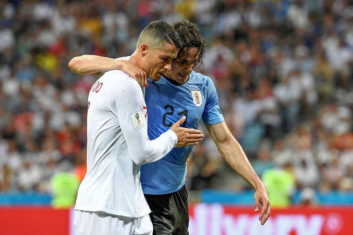 Edinson Cavani abandona la cancha ayudado por Cristiano Ronaldo durante el partido de octavos de final de la Copa Mundial Rusia 2018, el 30 de junio, en Sochi. · Foto: Jonathan Nackstrand, AFP