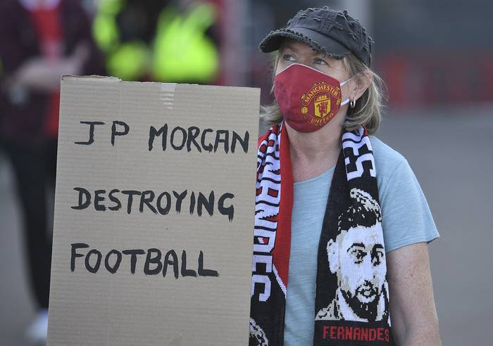 Aficionados protestan contra los propietarios del Manchester United, frente al estadio Old Trafford, tras la decisión del club de sumarse a la Superliga europea, el sabado 24 de abril.   · Foto: Oli Scarf, AFP