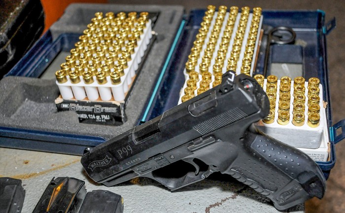 Foto principal del artículo 'Menores asociados a jerarquías policiales practican con armas de fuego en el polígono de tiro de la Guardia Republicana' · Foto: Santiago Mazzarovich, adhocfotos