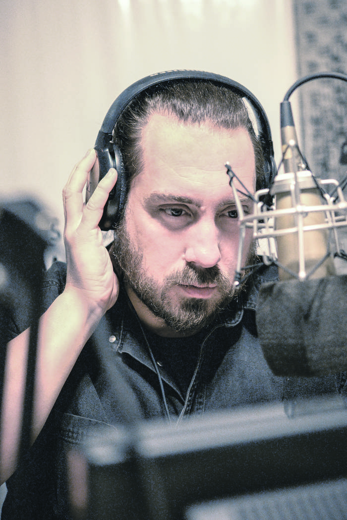 Juan Prandi en su programa de radio en Amanecer FM · Foto: Pablo Cribari
