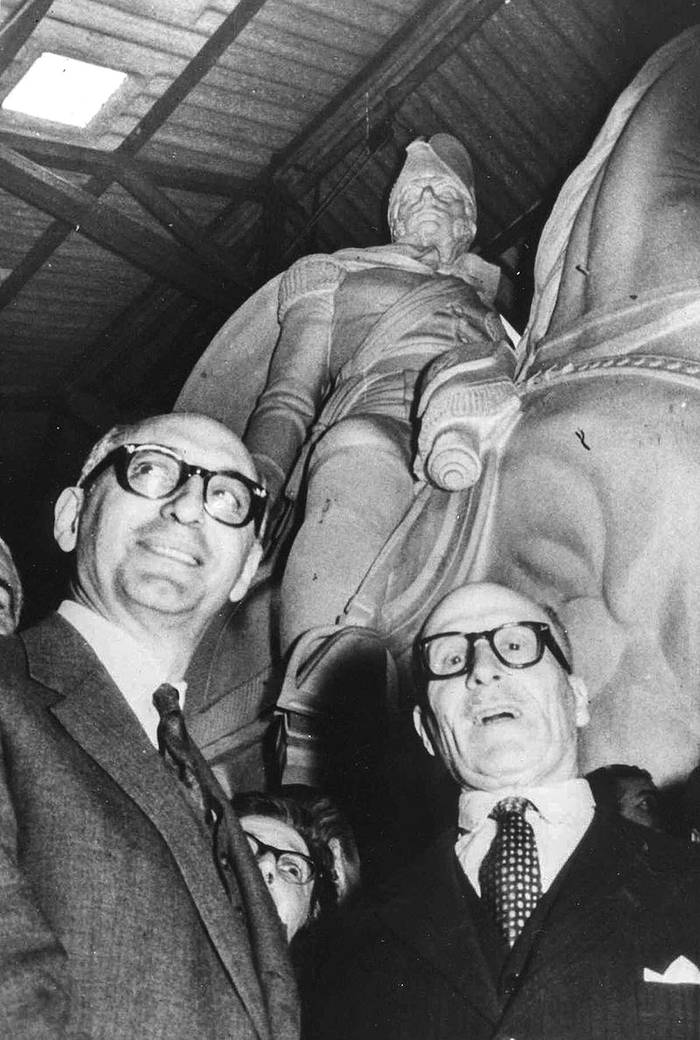 Prati y Frondizi con el monumento ecuestre a San Martín detrás, en 1962 en el taller de la calle Julio César. · Foto: s/d de autor