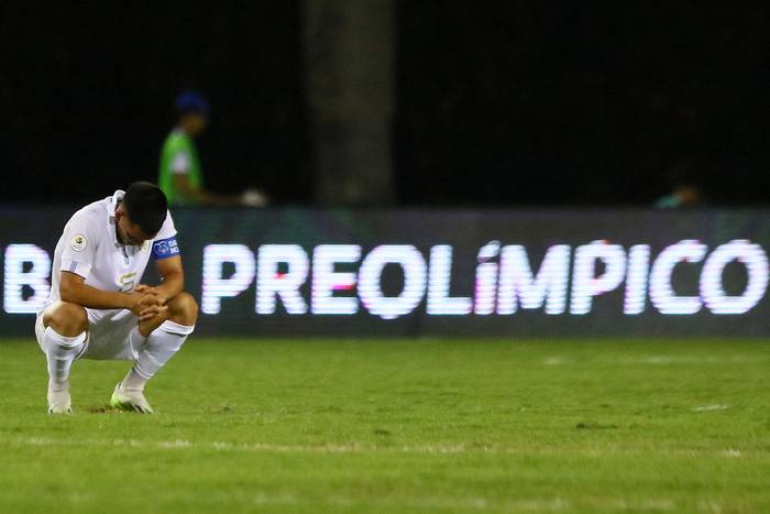 El uruguayo César Araújo al final del partido con Chile, el sábado, en el estadio Misael Delgado de Valencia, Venezuela. · Foto: Juan Carlos Hernández, AFP