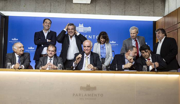 Conferencia de prensa de la coalición de gobierno, en el Parlamento (27.09.2022). · Foto: .