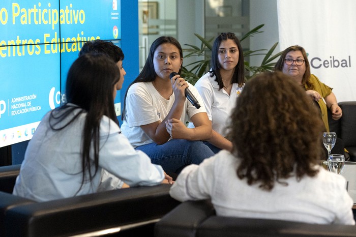 Claudia Brovetto, de Ceibal, y Virginia Cáceres, de ANEP, el 21 de octubre, junto a integrantes del liceo rural Isidoro Noblía. · Foto: Alessandro Maradei