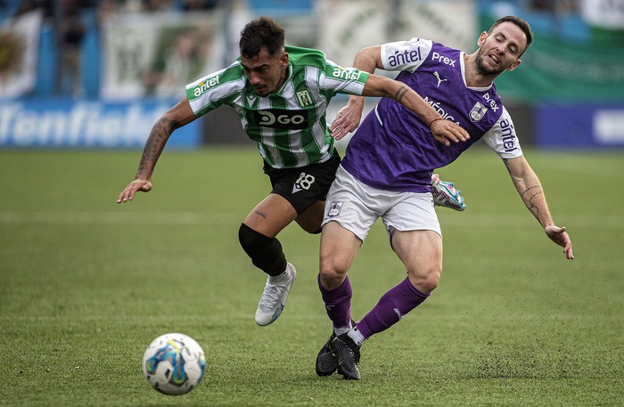 Agustín Alaniz, de Racing, y Fernando Elizari, de Defensor Sporting, en el Palermo (archivo, abril de 2023). · Foto: Ernesto Ryan