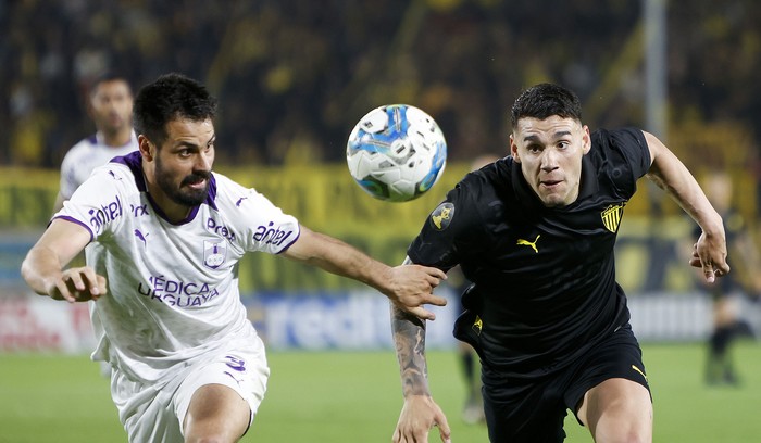 Guillermo De los Santos, de Defensor y José Neris, de Peñarol, en el Campeón del Siglo (archivo, octubre de 2023). · Foto: Camilo dos Santos