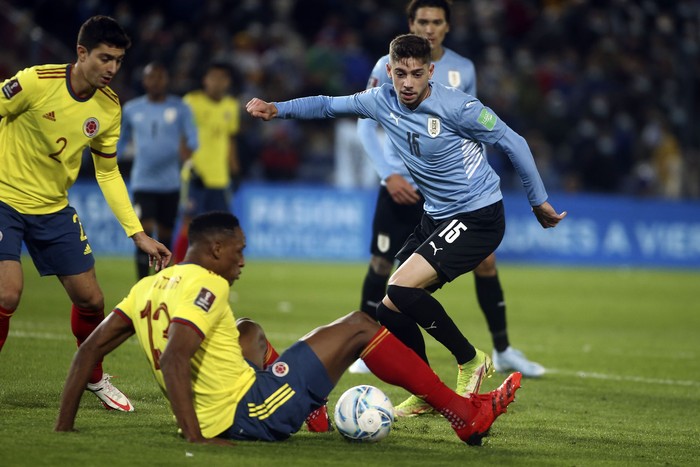 Yerri Mina, de Colombia, y Federico Valverde, de Uruguay. · Foto: AFP