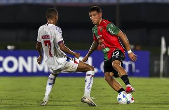 Ademir, de Bahía, y Fredy Martínez, de Boston River, el 6 de marzo, en el estadio Centenario. · Foto: Rodrigo Viera Amaral