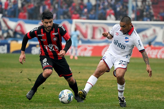 Maximiliano Lombardi, de Miramar Misiones, y Diego Zabala, de Nacional, el 20 de julio, en el Gran Parque Central. · Foto: Guillermo Legaria