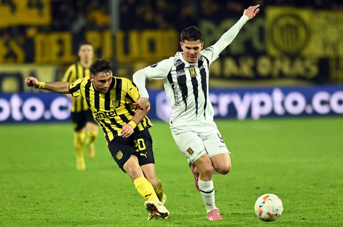 Pedro Milans, de Peñarol, y Sebastián Guerrero, de The Strongest, el 14 de agosto, en el Campeón del Siglo. · Foto: Alessandro Maradei