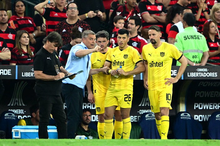 Diego Aguirre y Leonardo Sequeira durante el partido con Flamengo en el estadio Maracaná de Río de Janeiro. · Foto: Mauro Pimentel, AFP