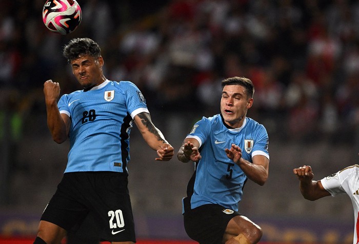 Maximiliano Araújo y Manuel Ugarte, el 11 de octubre, en el Estadio Nacional de Lima. · Foto: Ernesto Benavides, AFP