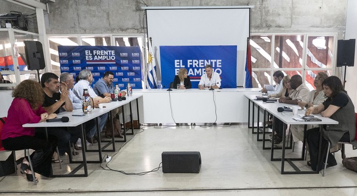 Reunión de Carolina Cosse y Yamandú Orsi con senadores electos. · Foto: Alessandro Maradei