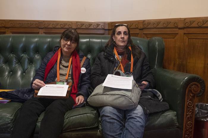Marisa Rodríguez y Gabriela Nión, del colectivo Memoria y Libertad, antes de ingresar a la Sala de Ministros (25.07.2023). · Foto: Alessandro Maradei