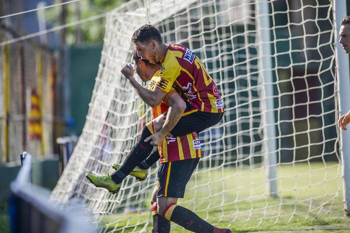 Gonzalo Andrada y Gastón Colman, luego de convertir un gol a Deportivo Maldonado, este jueves, en el Paladino. · Foto: Alessandro Maradei