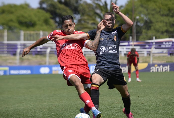 Jim Varela, de Rentistas, y Nahuel Fagian de Progreso, ayer, en el el Parque Capurro. · Foto: Alessandro Maradei