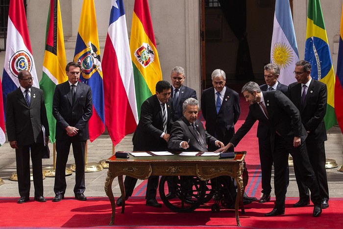 De izq. a der. el embajador de Guyana en Chile George Talbot y los presidentes Jair Bolsonaro (Brasil), Iván Duque (Colombia), Sebastián Piñera (Chile), Mauricio Macri (Argentina), Martín Vizcarra (Perú) y Mario Abdo Benítez (Paraguay). Al centro, el presidente de Ecuador Lenin Moreno. · Foto: Claudio Reyes, AFP