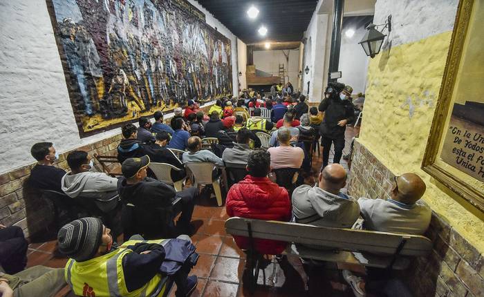 Asamblea de trabajadores de la empresa Katoen Natie, el martes, en el sindicato. · Foto: Federico Gutiérrez