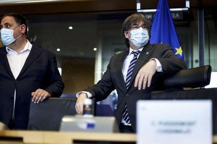 Los líderes catalanes Oriol Junqueras y Carles Puigdemont, en la sede del Parlamento Europeo
previo a dar una conferencia de prensa, el martes 19, en Bruselas. · Foto: Kenzo Tribouillard, AFP