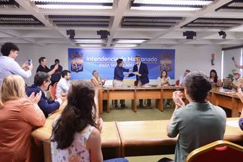 Veronica Ferrari, Joaquin Garlo, Álvaro Villegas, Soledad Laguarda y Fernando Niggemeyer, durante la firma del acuerdo para la propuesta de área protegida en la zona de Punta Ballena, el 16 de enero en la Intendencia de Maldonado. · Foto: Natalia Ayala