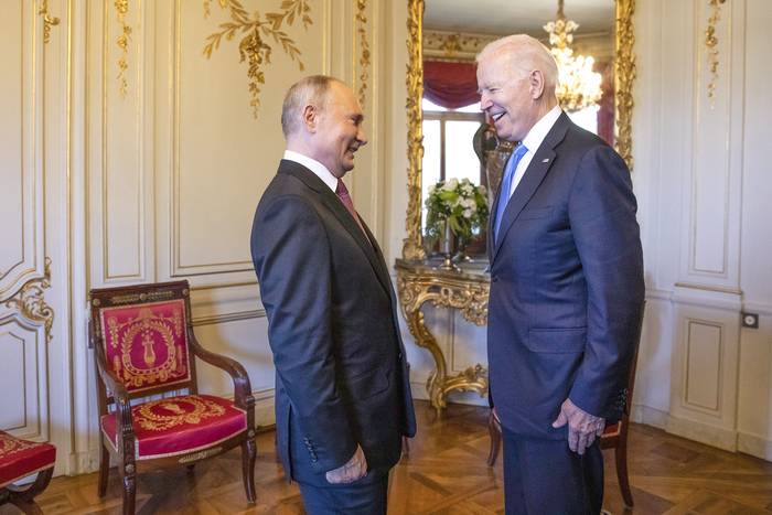 El presidente ruso Vladimir Putin y el presidente estadounidense Joe Biden, ayer, en la villa La Grange, en Suiza.
 · Foto: Peter Klaunzer, EFE