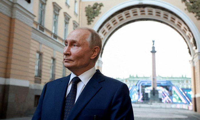 Vladimir Putin, el 12 de setiembre, después de pronunciar un discurso en el X Foro Internacional de Culturas Unidas de San Petersburgo. · Foto: Vyacheslav Prokofyev, pool, AFP