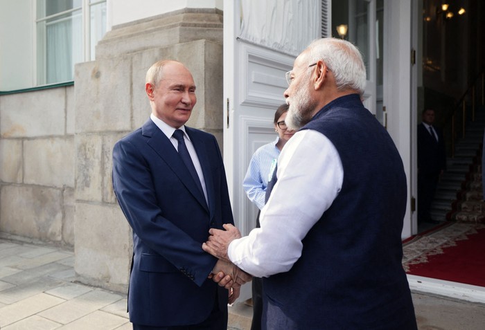 El presidente ruso Vladimir Putin despide al primer ministro indio Narendra Modi después de reunirse, el 9 de julio, en el Kremlin, en Moscú. · Foto: Gavriil Grigorov, Sputnik, AFP, Pool