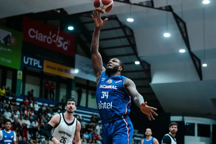 Luismal Ferreiras, de Nacional, en el partido ante Corinthians por la Liga Sudamericana de Básquetbol. · Foto: FIBA