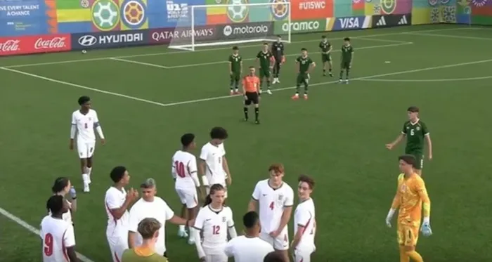 Foto principal del artículo 'Mundial sub 15: Inglaterra abandonó el partido ante Irlanda por una denuncia de racismo'