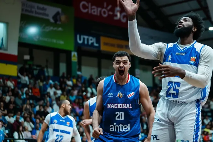 Pablo Gómez, de Nacional, y Rakeem Christmas, de Jorge Guzmán, por la Liga Sudamericana de Básquetbol, el 11 de octubre, en Loja, Ecuador. · Foto: FIBA