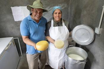 Ernesto D'Onofrio y Paola Lucarelli, en el tambo ovino Ceibo Blanco. · Foto: Alessandro Maradei