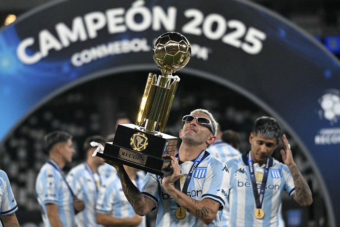 Gastón Martirena, de Racing, festeja luego de obtener la Recopa Sudamericana al vencer a Botafogo, el 27 de febrero en Río de Janeiro. · Foto: Mauro Pimentel, AFP