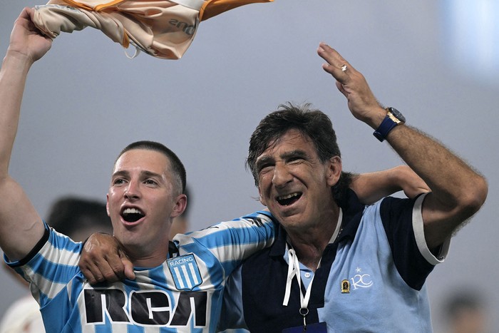 Baltasar Rodríguez y Gustavo Costas, director técnico de Racing de Avellaneda, festejan luego de vencer a Corinthians y pasar a la final de la Copa Sudamericana, el 31 de octubre. · Foto: Juan Mambromata, AFP