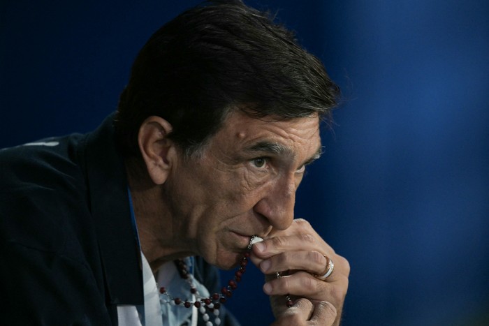 Gustavo Costas, entrenador de Racing, durante el partido de ida de los cuartos de final de la Copa Libertadores entre Vélez Sarsfield y Racing en el Estadio José Amalfitani en Buenos Aires el 16 de septiembre de 2025. · Foto: Juan Mambromata, AFP