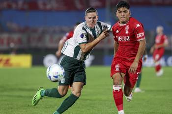 Bautista Tomatis, de Racing, y Nicolás Goitea, de Huracán, el 8 de mayo, en el estadio Centenario. · Foto: Rodrigo Viera Amaral