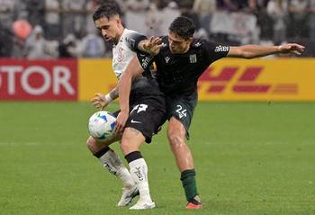 Igor Coronado, de Corinthians, y Felipe Cairus, de Racing, el 24 de abril, en el estadio Neo Química Arena, en San Pablo, Brasil. · Foto: Nelson Almeida, AFP