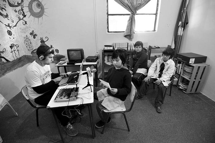 Lecturas y grabaciones de radioteatro, con alumnos de la escuela número 15, de Sauce. / foto: Federico Gutiérrez