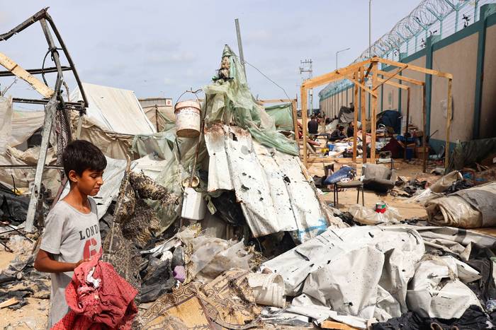 Zona de un ataque israelí, este martes, en un campamento para desplazados internos en Rafah, Franja de Gaza. · Foto: Eyad Baba / AFP