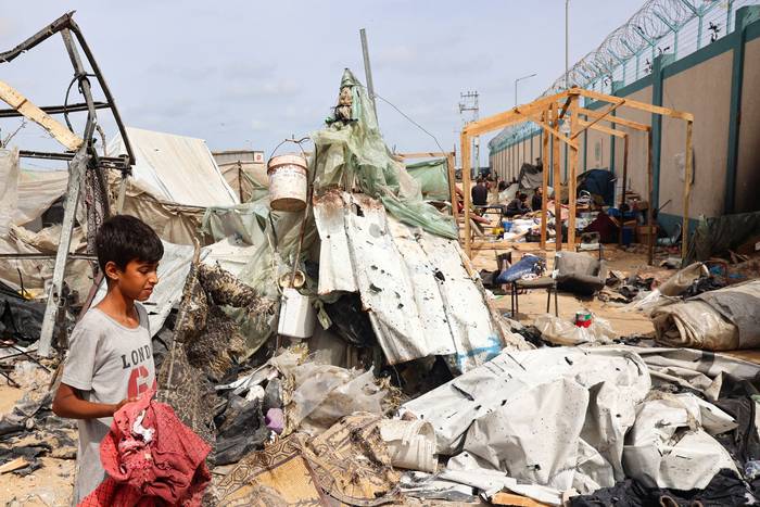 Zona de un ataque israelí, el 28 de mayo, en un campamento para desplazados internos en Rafah, Franja de Gaza. · Foto: Eyad Baba / AFP