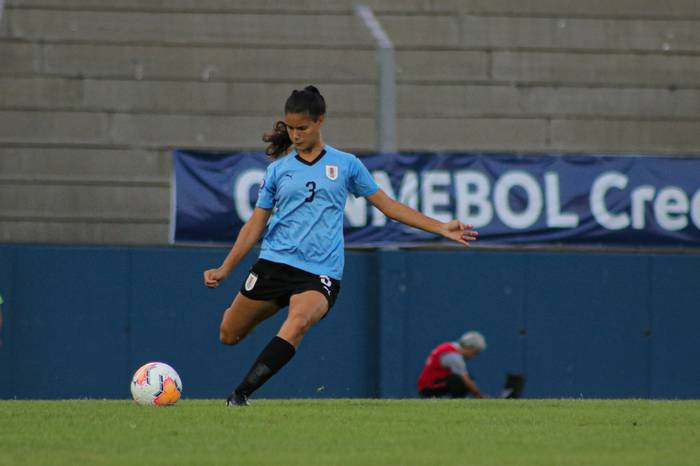 Sofía Ramondegui, de Uruguay, durante el partido ante Brasil, por el Sudamericano sub 20, en San Luis, Argentina. Foto: AUF.