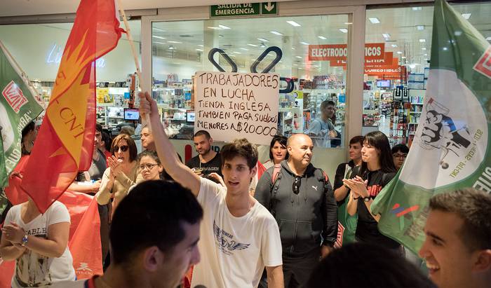Movilización de FUECYS en Tienda Inglesa de Montevideo Shopping (archivo, octubre de 2016). · Foto: Ricardo Antúnez, adhocFOTOS