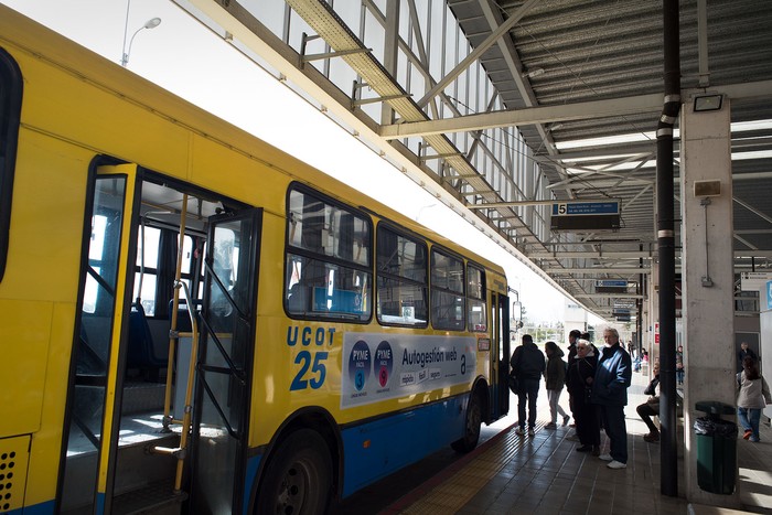 Foto principal del artículo 'Trabajadores de UCOT resolvieron parar si la empresa pone ómnibus sin guarda en el turno diurno de la línea 300' · Foto: Ricardo Antúnez, adhocFOTOS