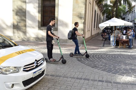 Monopatines eléctricos en la Ciudad Vieja. · Foto: Ricardo Antúnez, adhocFOTOS Monopatines eléctricos en la Ciudad Vieja. · Foto: Ricardo Antúnez, adhocFOTOS