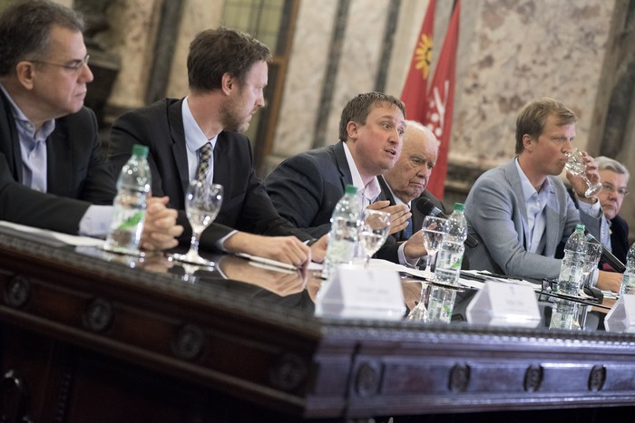 Firma de un Pacto Ético entre partidos políticos, ayer, en el salón de los Pasos Perdidos del Palacio Legislativo. En la foto, intervención del presidente de APU Fabián Cardozo. · Foto: Ricardo Antúnez, adhocFOTOS